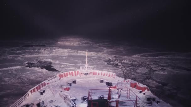 Ledoborec loď prolomit led v noci — Stock video