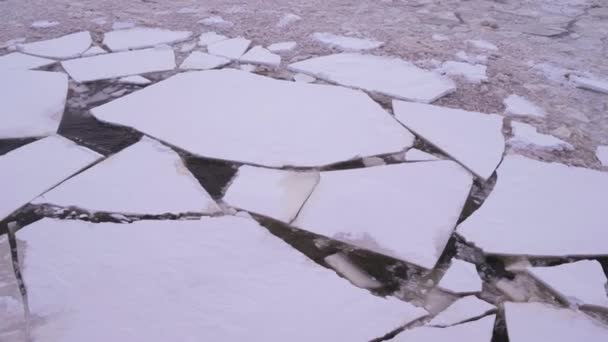 Eisbrecher segelt durch arktisches Wasser — Stockvideo