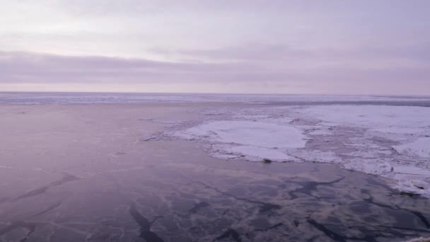 Eisbrecher segelt durch arktisches Wasser — Stockvideo