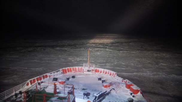 Παγοθραυστικό πλοίο σπάει μέσα στον πάγο μέσα στη νύχτα — Αρχείο Βίντεο