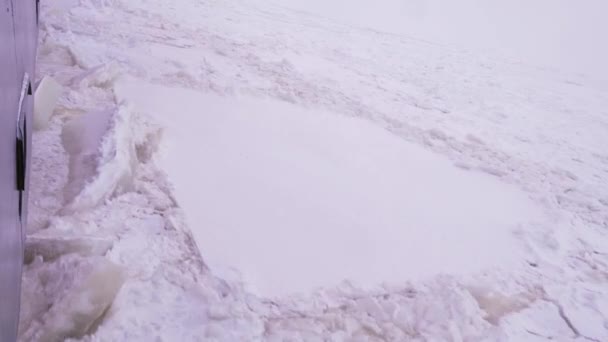 Nucleaire ijsbreker schip Breaking Through Ice Ocean in de nacht — Stockvideo