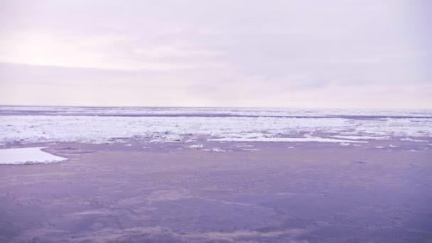 북극해에 있는 얼음을 햇빛으로 바라봄 — 비디오