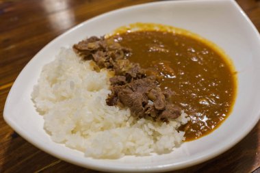 Japon köri pirinç sığır eti ve soğan ile tepesinde ile ilişkili hafif tatlı bir sos içinde simmered 