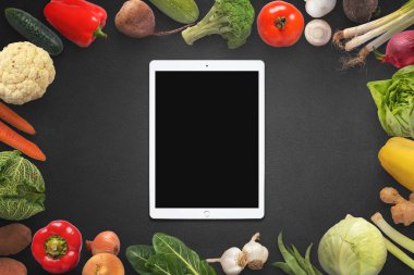 Boş ekran sebze ile çevrili ile tablet.
