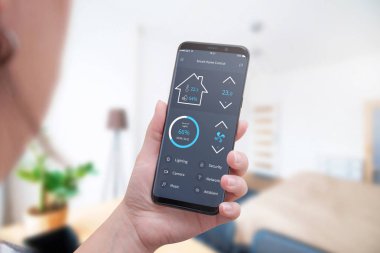 Modern cep telefonu uygulaması ile ev sıcaklığı, ışık, güvenlik kontrol.