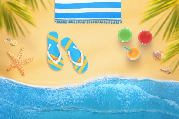 Opalając Się Plaży Cieniu Drzew Palmowych Istnieje Ręcznik Kapcie Koktajle — Zdjęcie stockowe