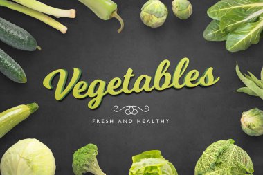 Yeşil sebze ile çevrili kara tahta üzerinde sebze taze ve sağlıklı metin.