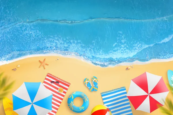 海滩从上面 沙滩上的阳伞 鸡尾酒 夏季假期和海滩放松 — 图库照片