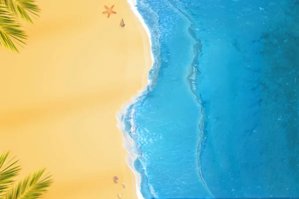 Boş Plaj Yukarıdan Mavi Denizi Küçük Kabuklar Deniz Yıldızı Ile — Stok fotoğraf