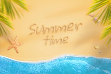 Yaz plaj kum üzerine yazıldığı tarih. Tatil palmiye ağaçlarının içinde dalgalar tükürmek kum iken.