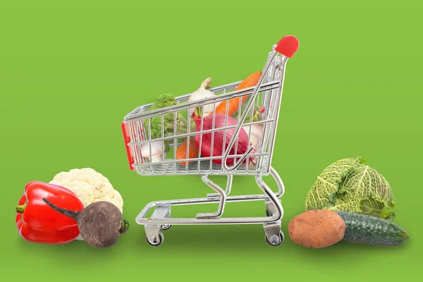 Świeże Warzywa Koszyk Rynku Obok Zielone Tło — Zdjęcie stockowe
