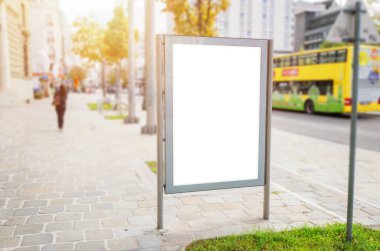 Şehir sokak billboard mockup. Arabalar ve insanlar arka plan ile kaldırım ile sokak.