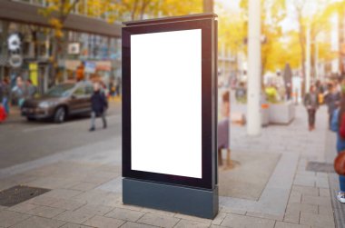 Moder şehir sokak dikey billboard mockup. İnsanlar ve araçların arka planda.