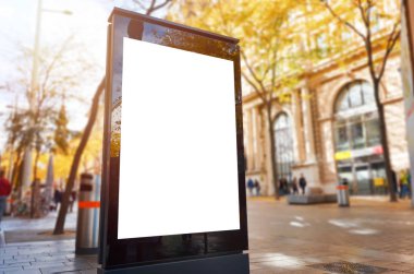 İzole şehir billboard tasarım sunum için. Arka planda alanda yürüyüş.