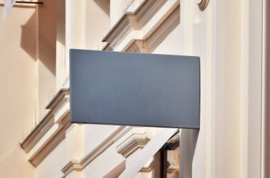 Logo tasarımını tanıtmak için küçük basit bir iz butikler şehir cephesinde