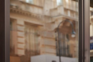 Boş boş vitrin mockup için. Şehir cepheler yansıması.