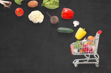 Taze organik sebze sepeti içine karanlık bir tahta üzerine düşmek. Kompozisyon