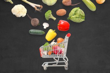 Taze sebze Pazar sepeti sonbahar. Backgorund koyu yüzey.