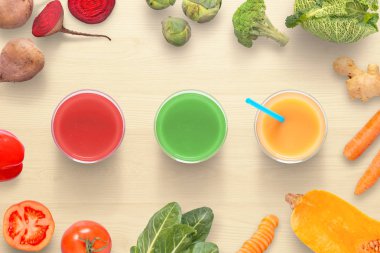 Sebze kırmızı, yeşil ve sarı renk tarafından çevrili bardaklarda doğal meyve suyu.