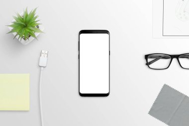 Beyaz masa üzerinde yuvarlak kenarları ile modern akıllı telefon. Mockup için izole ekran.