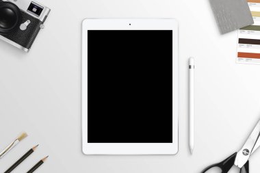 Modern tablet ile mockup için boş perde. Tablet kalem yanında. Düz yatıyordu ofis resepsiyon sahne.