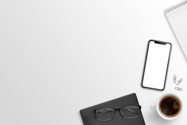 Akıllı telefon mockup ile düz yatıyordu sahne. Eğri kenarları ile modern akıllı telefon. Kopya alanı yanında.