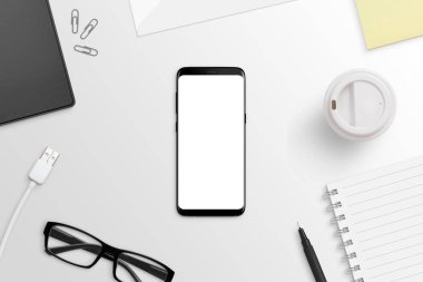 Beyaz masa üzerinde yuvarlak kenarları ile telefon. İzole ekran uygulaması veya web sitesi tanıtımı mockup için. Düz yatıyordu. Üstten görünüm.
