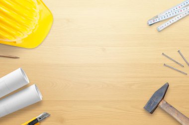 Kask, araçları ve ahşap çalışma masası planları. Uzay ortada kopyalayın. Düz yatıyordu. Üstten görünüm.