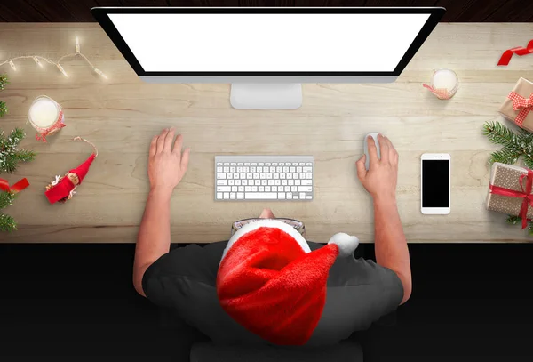 Mesa Trabalho Durante Natal Homem Trabalha Num Computador Velas Natal — Fotografia de Stock