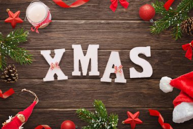Xmas Noel süslemeleri ile çevrili ahşap masa üzerinde metin dekore edilmiştir..
