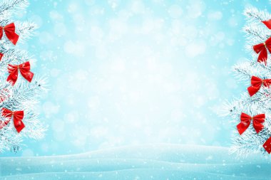 Kırmızı ile Noel ağacı dalları dekorasyon yay. Kar taneleri, ışık ve bokeh ile mavi arka plan.