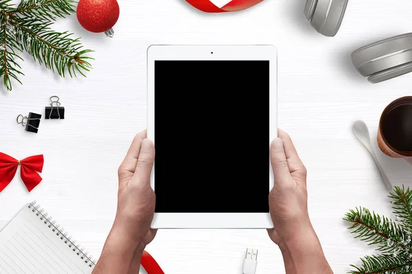 Hombre Sosteniendo Tableta Con Pantalla Blanco Para Maqueta Escritorio Blanco — Foto de Stock