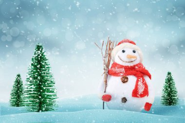 Yeni yıl kış sahne kardan adam. Noel ağaçları ve kar yanında.