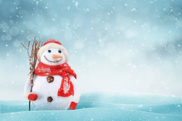 Şirin bir kardan adam ile Noel sahne. Boş alan için metin sağ tarafında. züppe, ışık ve bokeh arka planda.