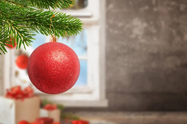 Rosso Lucido Palla Natale Sull Albero Regali Decorazioni Parete Finestra Fotografia Stock