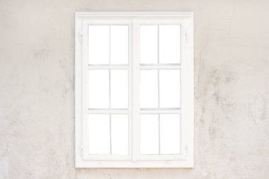 Yalıtılmış cam, pencere çerçevesinin eski rustik duvar iç