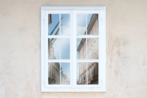 Ventana Pared Antiguo Edificio Que Refleja Calle Ciudad — Foto de Stock