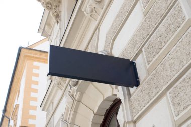 Sokak dikdörtgen tabela mockup cephe bina modern şehir üzerinde.