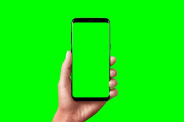 Modern telefon izole elinde. Chroma anahtar video mockup tanıtımı için.