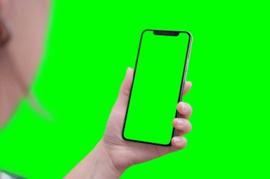 Modern akıllı telefon ile yuvarlak kenarları el. Yakın çekim. Isoalted ekran ve arka planda yeşil, chroma anahtar.