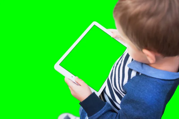 Хлопчик Грає Гру Білому Планшеті Ізольований Екран Фон Зеленому Кольорі — стокове фото