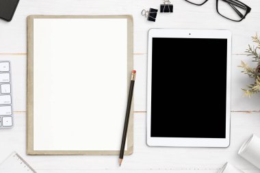 Boş kağıt ve tablet ile mockup için boş perde. App veya web sitesi tasarım ve planlama kavramı.