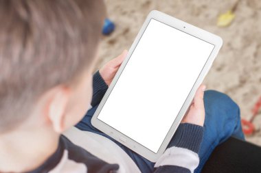Çocuk ile izole ekran tablet mockup için kullanın. Dikey konumunu, yakın çekim.
