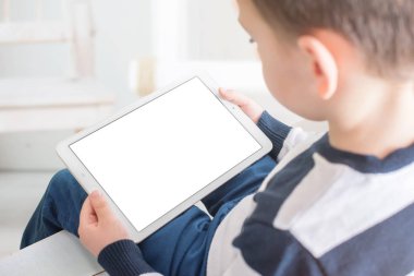 Çocuk oynamak oyun tablet yatay pozisyonda. İzole ekran mockup, app tanıtımı için. Omuz görüntülemek.