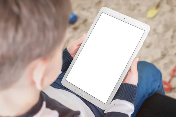 Çocuk Ile Izole Ekran Tablet Mockup Için Kullanın Dikey Konumunu — Stok fotoğraf