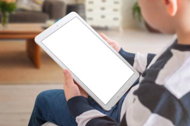 Çocuk oyun oynamak veya tablet ile online öğrenin. App, web site tasarım sunum, mockup kavramı. Mockup için izole, boş, beyaz ekran.