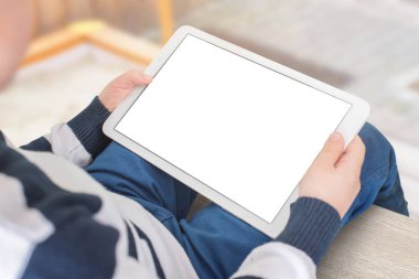 Tablet mockup Çocuk ellerini, yatay konum. Olay yerini kapatın. App, oyun, film tanıtımı için izole ekran.
