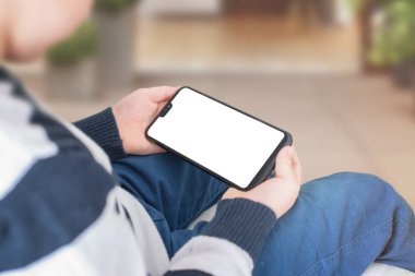 Akıllı telefon ih yatay konumu ile boş perde mockup için çocuk elinde.