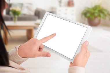 Kadın dokunmatik izole tablet ekran. Tehnology uygulaması, web sitesi tanıtımı için mobil kavramı. Mockup. Oturma odası iç arka planda.