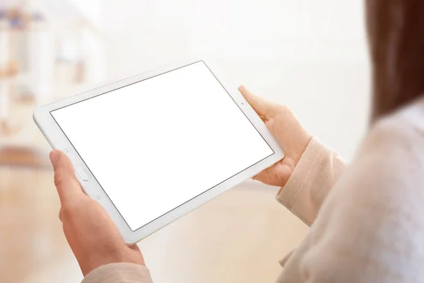 Tablet Mockup Portre Beyaz Kadın Elinde Tablet Oda Güneş Işığı — Stok fotoğraf